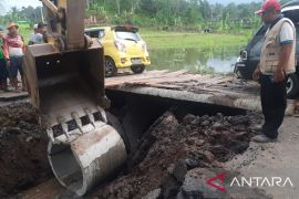 Jalan lintas di Kabupaten Lahat - Empat Lawang amblas sedalam satu meter