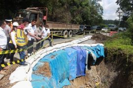 Pengguna jalan diimbau waspadai jalan longsor lintas Parapat
