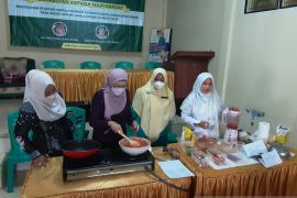 Pencegahan stunting dengan pemberian edukasi dan pelatihan wirausaha bagi kader dan ibu single parent di Bukit Sileh Kabupaten Solok