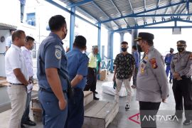 Tinjau arus penumpang, Kapolres Meranti beri atensi kepada personel