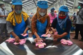 Pembagian Uang THR Bagi Pekerja PT Djarum Page 1 Small