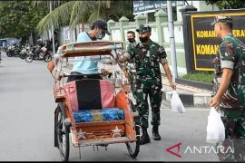 Personel Korem 151/Binaiya bagikan takjil kepada warga, berbagi kasih