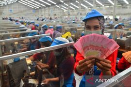 Pembagian THR pekerja PT Djarum