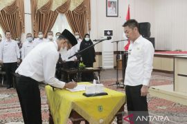 Bupati Rohil serahkan 226 SK CPNS menjadi PNS, lebih separuh berasal dari luar