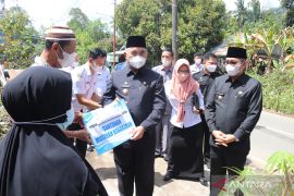 Bupati HSS serahkan bantuan dan dokumen untuk korban kebakaran Baluti