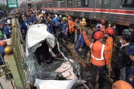 KRL Tabrak Mobil Di Depok Page 1 Small