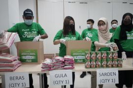 Daikin bantu warga Surabaya dengan Sembako Ramadhan