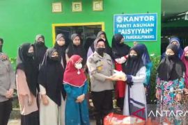 Polwan Polda Babel bagikan takjil me jalanan dan panti asuhan