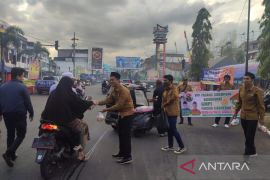GMPI Sidempuan bagikan takjil gratis ke tukang becak dan pengguna jalan
