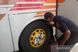 Polisi dan Dishub lakukan "ram check" bus di Terminal Harjamukti Cirebon