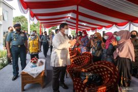 Menhan Serahkan Kunci Rumah Pahlawan Nanggala-402