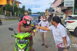 Srikandi Antara Biro Papua berbagi takjil gratis