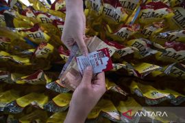 Bulog percepat distribusi minyak goreng Rp14 ribu