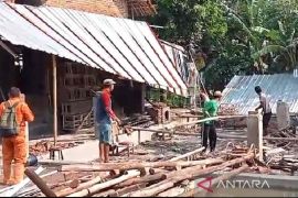 Angin puting beliung menyebabkan puluhan rumah rusak di Cirebon