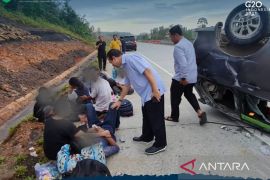 Wagub Hadi sempat berhenti  melihat kondisi Avanza terbalik di tol