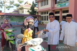 Public Campaign bagi sembako gratis