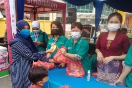 Perusahaan kertas di Riau ini gelar bazar 8.000 liter minyak goreng