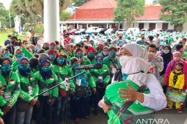 Menyanyi bersama, Khofifah ajak pengojek daring perempuan maknai perjuangan Kartini