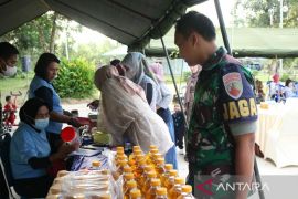 Lanud Haluoleo Kendari membantu bahan pokok warga melalui bazar Ramadhan