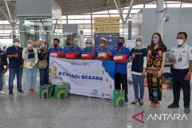 Peringati Hari Kartini, pegawai perempuan KBI salurkan bantuan untuk para Porter