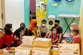 Prominens 98 FK UMI berbagi dengan penderita anak kanker