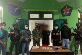 Satgas Pamtas tangkap pemuda bawa paket sabu asal Malaysia