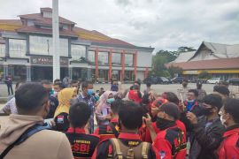 Rekannya dipecat, ratusan anggota KASBI demo di Kantor Bupati Inhu