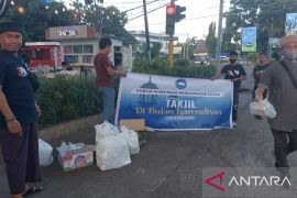 FWMO Lombok Timur berbagi ratusan bungkus takjil untuk pengendara jalan