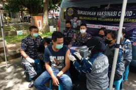 Lantamal genjot vaksinasi di bandara dan pelabuhan laut di Ambon,  realisasi Serbuan Vaksinasi Maritim