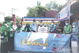 Rutan Kandangan bantu sembako dan gerobak UMKM