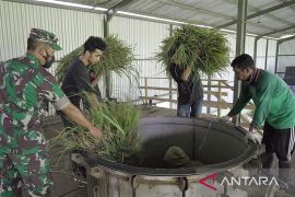 Mahasiswa Unpatti Ambon diajari pengolahan minyak atsiri di Pulau Seram, realisasi program Mutiara Pattimura