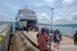 Kapal feri di Baubau sandar di dermaga plencengan untuk layani mudik Lebaran