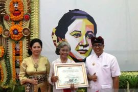 Istri Bupati Tabanan apresiasi "Ibu Berpretasi" Eriana Herlisanti