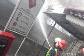 Kebakaran trafo listrik di Bekasi padam dibantu hujan