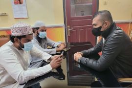 Dua warga Pakistan minta-minta sumbangan di Rohul