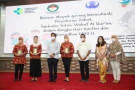 Eka Hospital dan DWP Kemenkes wakafkan ribuan Al Quran