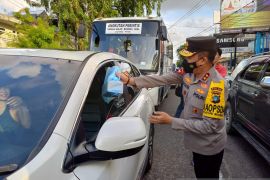 Polda Babel bagikan 500 paket takjil dan helm kepada pengendara