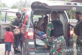 Satgas Yonif 711/Raksatama membantu evakuasi ibu melahirkan