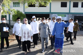 Deputi Gubernur BI serahkan bantuan PSBI di Alkhairaat Gorontalo