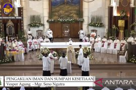 Monsinyur Seno Ngutra jalani rangkaian tahbisan sebagai Uskup Amboina, begini prosesinya