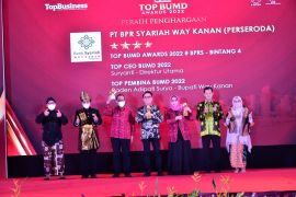 Bupati dan BPRS Waykanan terima penghargaan TOP BUMD Award 2022