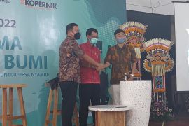 Aktivis lingkungan di Bali olah 700 botol kaca jadi produk terazo