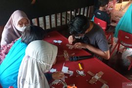 Menanti berbuka puasa bersama seni menghidupkan kertas di sekolah alam