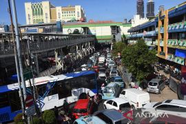 Warga berburu busana Lebaran, Pasar Tanah Abang macet