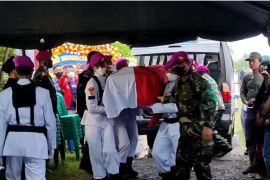Jenazah Praka Dwi Miftachul dimakamkan di kampung halamannya Lamongan