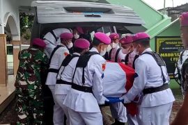 Jenazah Praka marinir Dwi Miftachul Achyar yang gugur di Papua dikenal suka berbagi