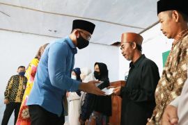 Wagub Banten Andika Hazrumy salurkan zakat dari ASN