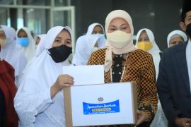 Menaker serahkan paket sembako Ramadhan di Surabaya
