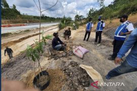 BP2UPK-Jasa Marga tanam pohon di kawasan terbuka jalan tol