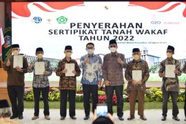 Gubernur Jawa Barat serahkan 502 sertifikat tanah wakaf untuk masyarakat